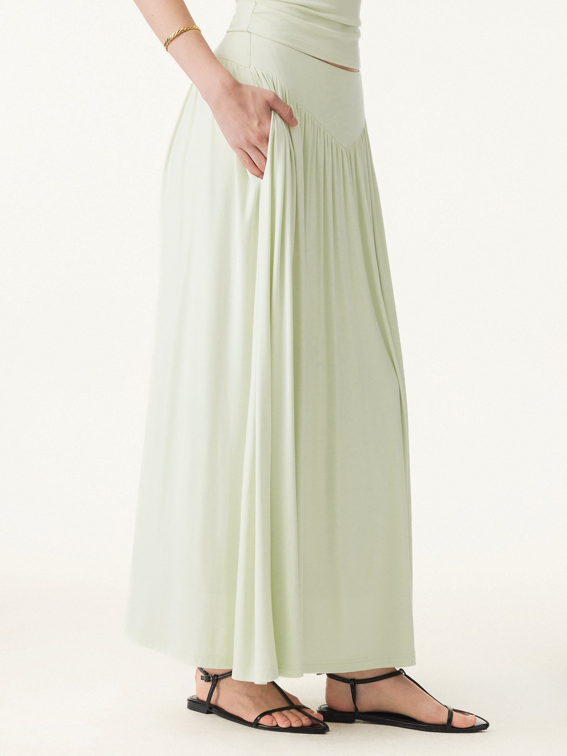 Ultrasoft V-shape Waist Gathred Maxi Circle Skirt with Pockets - Image 7